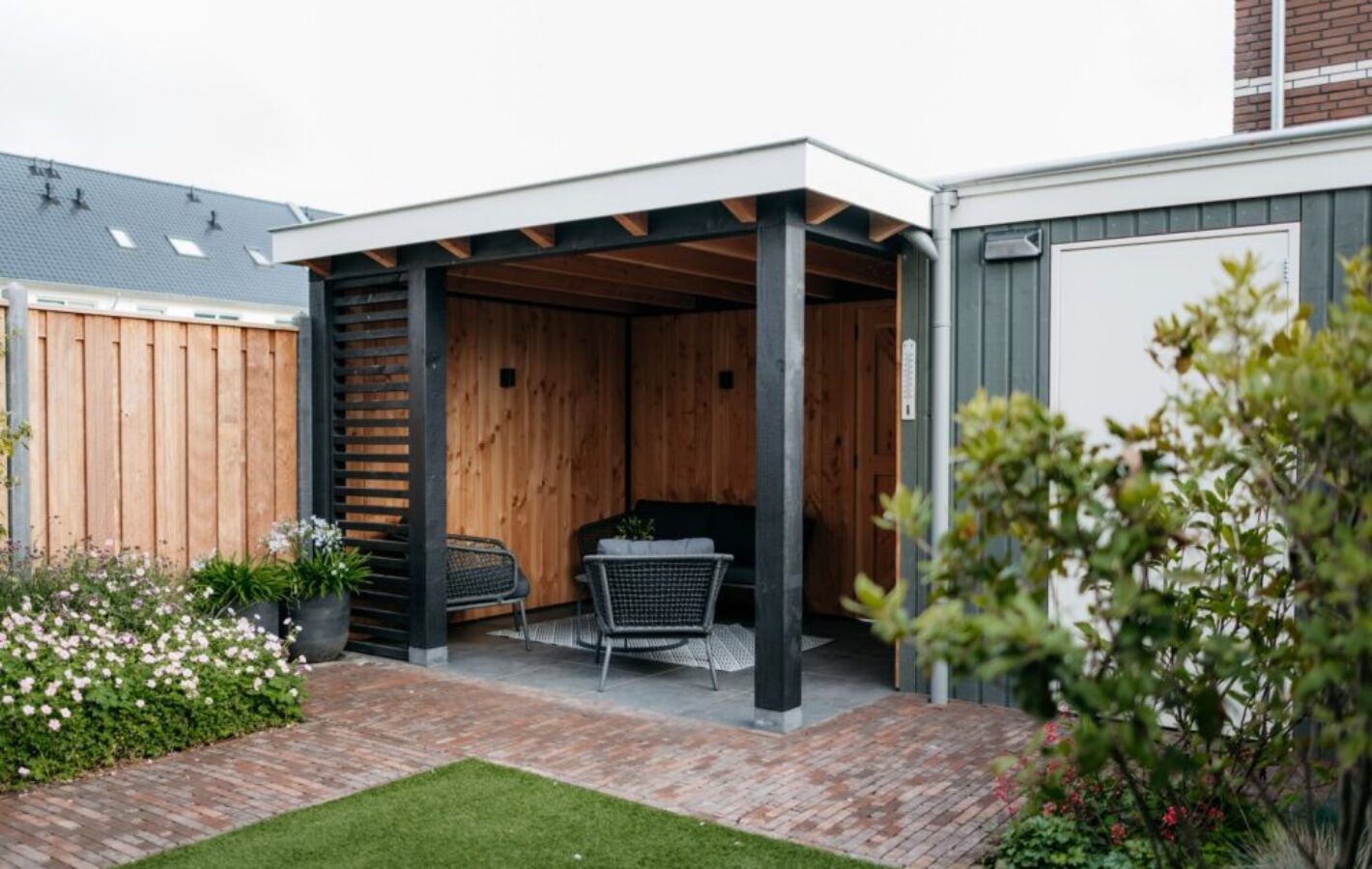 Aanleg tuin met tuinhuis te Weesp