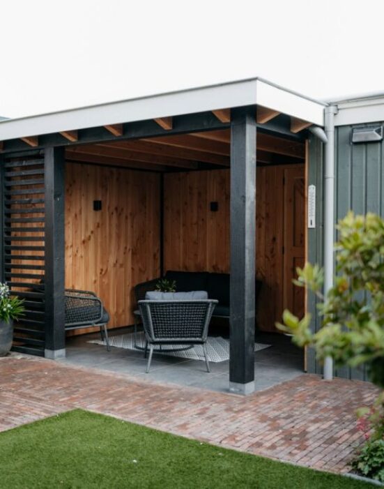 Aanleg tuin met tuinhuis te Weesp