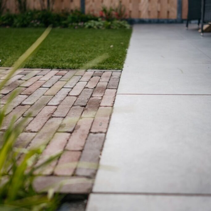 Aanleg tuin met tuinhuis te Weesp