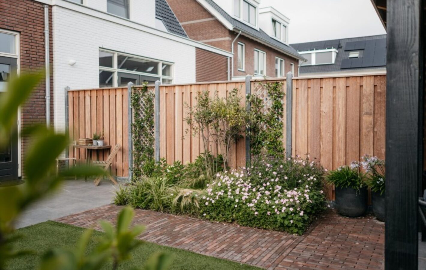 Aanleg tuin met tuinhuis te Weesp