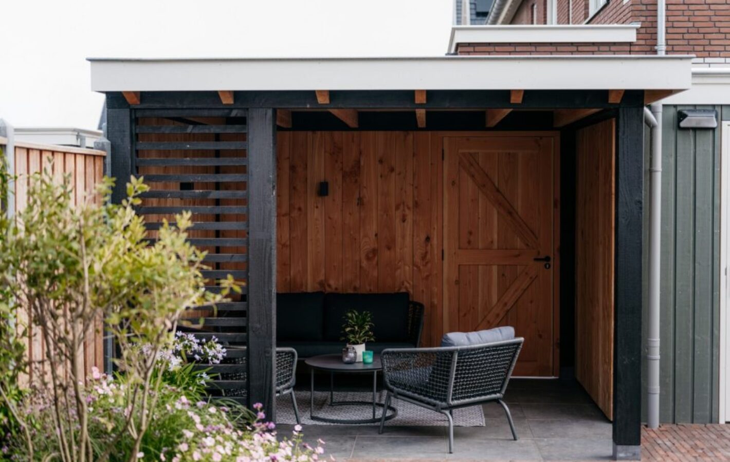Aanleg tuin met tuinhuis te Weesp