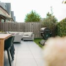 Tuin met veel zithoeken in Weesp