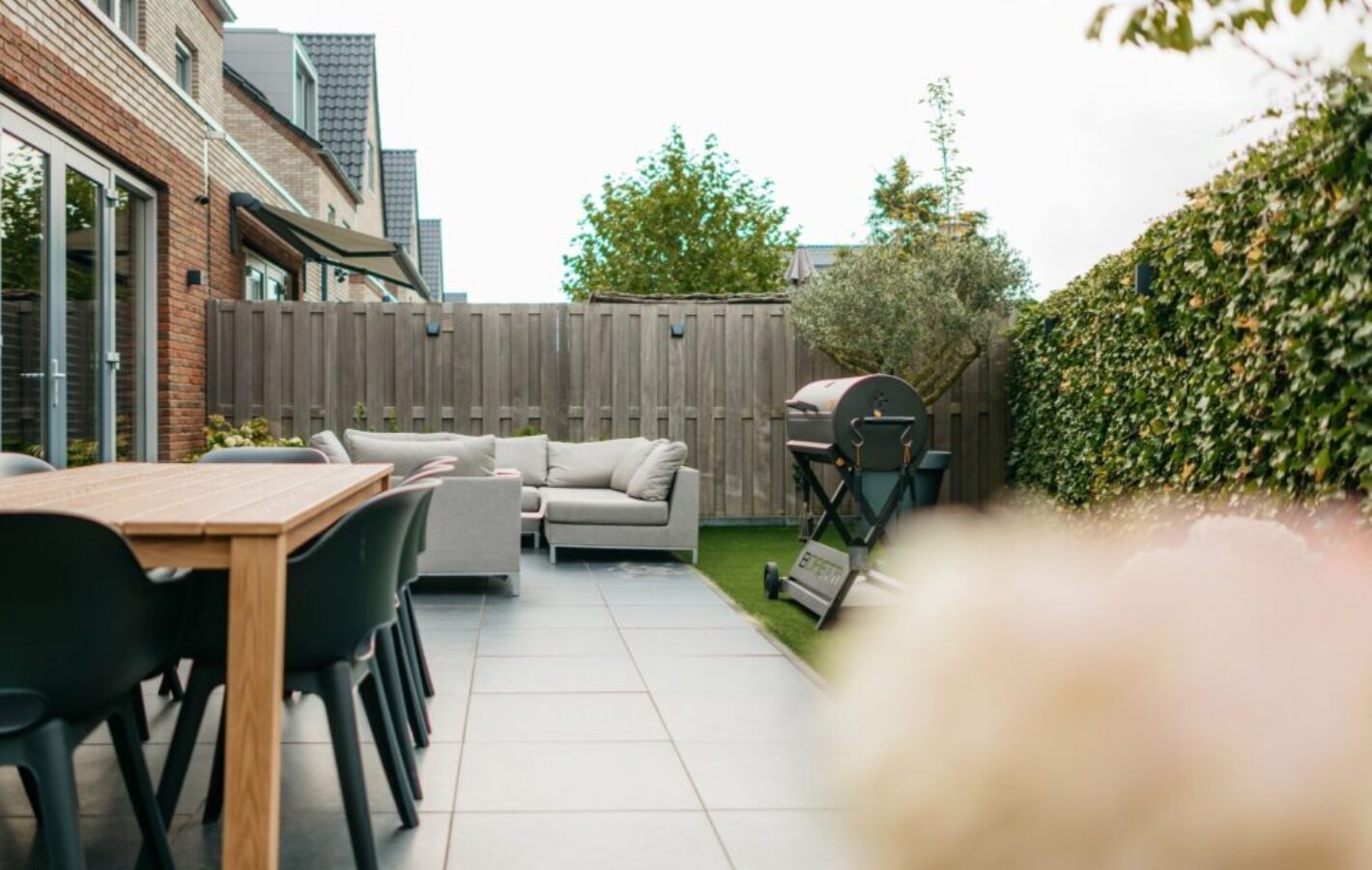 Tuin met veel zithoeken in Weesp