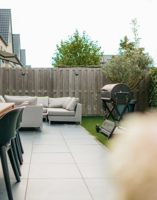 Tuin met veel zithoeken in Weesp