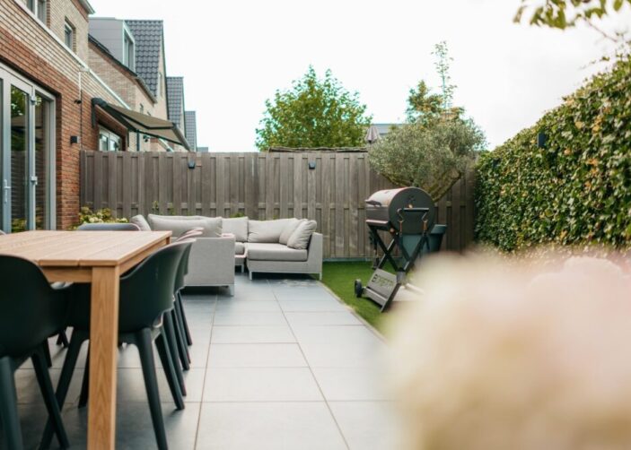 Tuin met veel zithoeken in Weesp