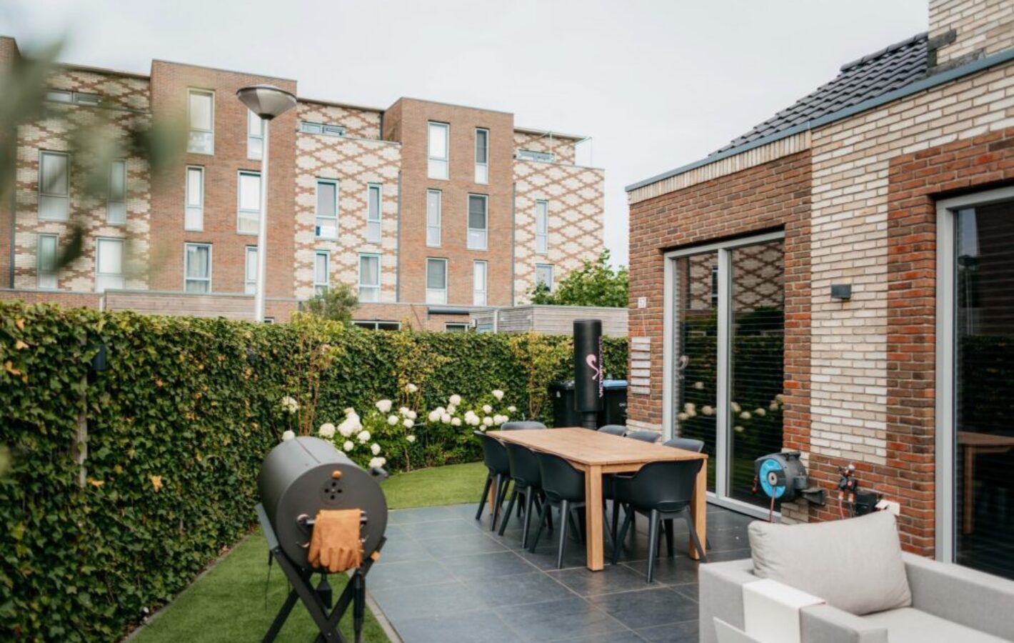 Tuin met veel zithoeken in Weesp