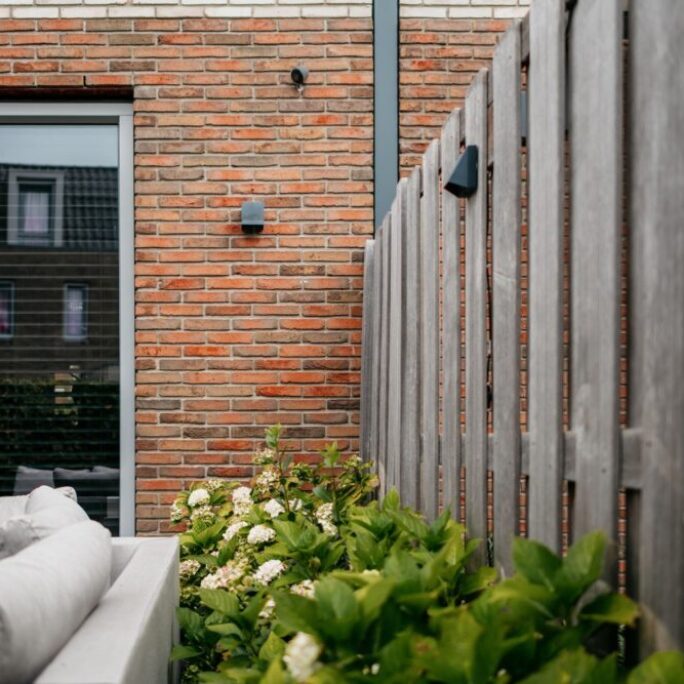 Tuin met veel zithoeken in Weesp
