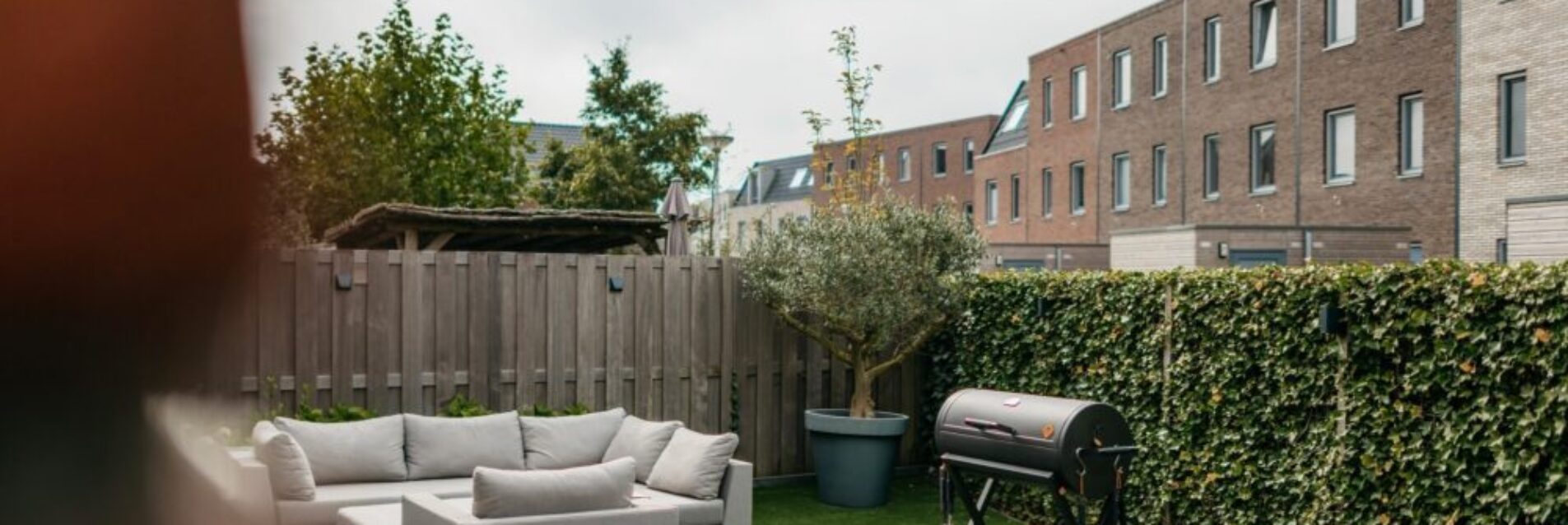 Tuin met veel zithoeken in Weesp