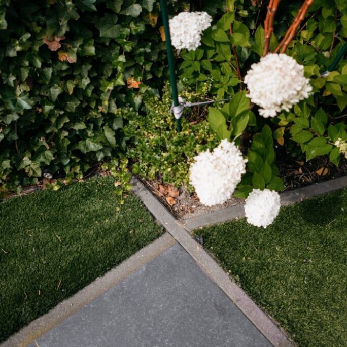 Tuin met veel zithoeken in Weesp