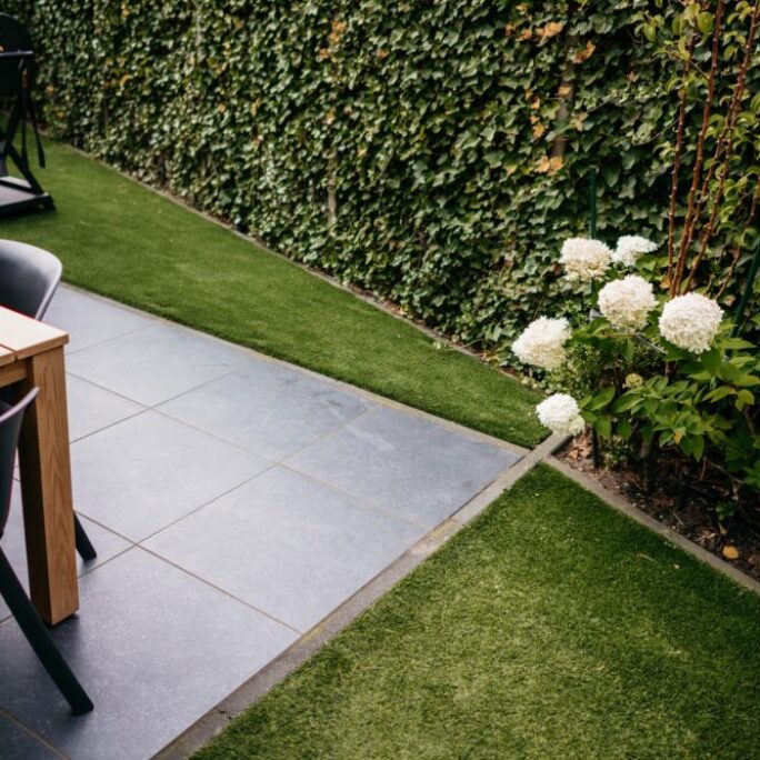 Tuin met veel zithoeken in Weesp