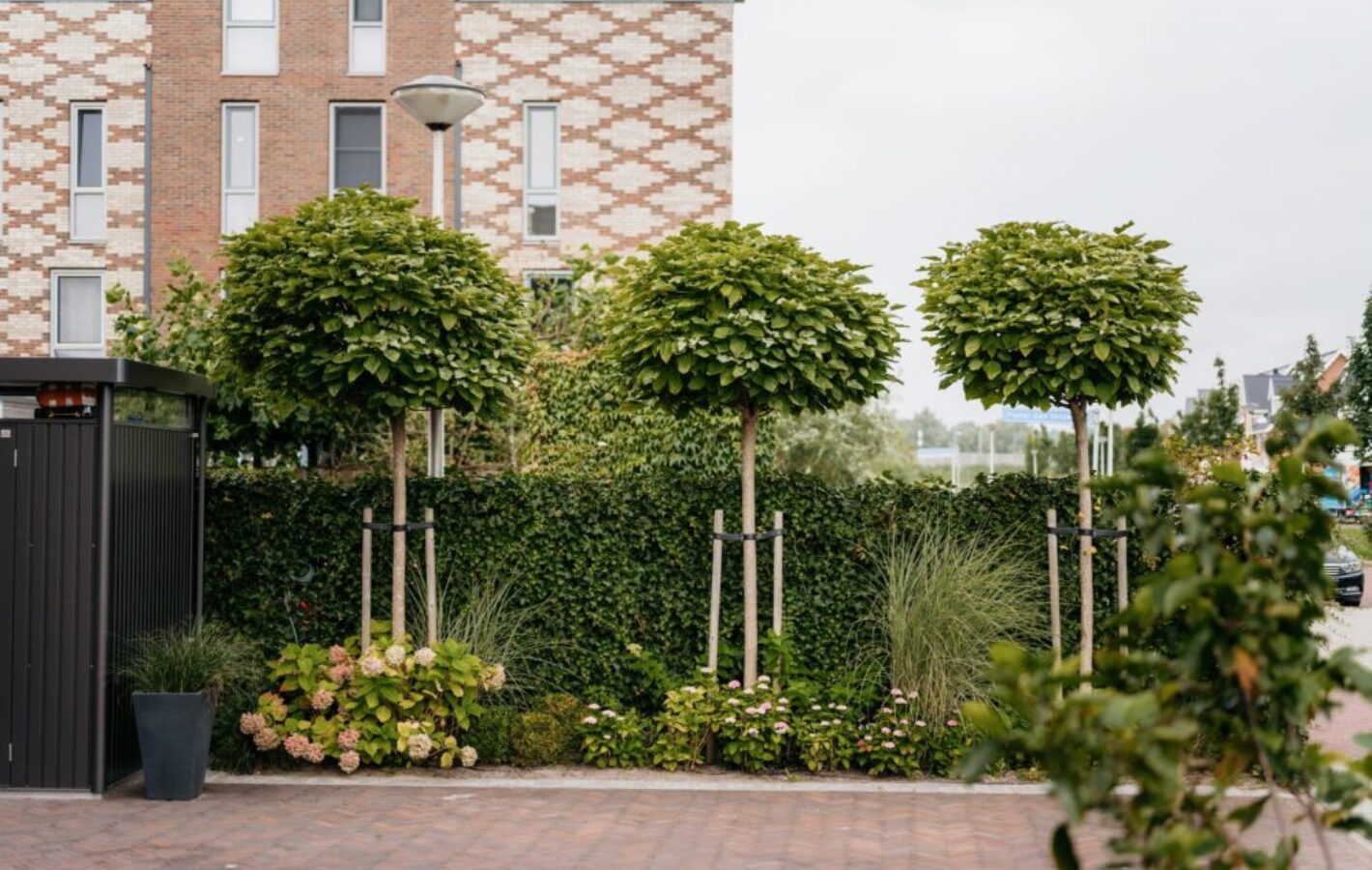 Tuin met veel zithoeken in Weesp