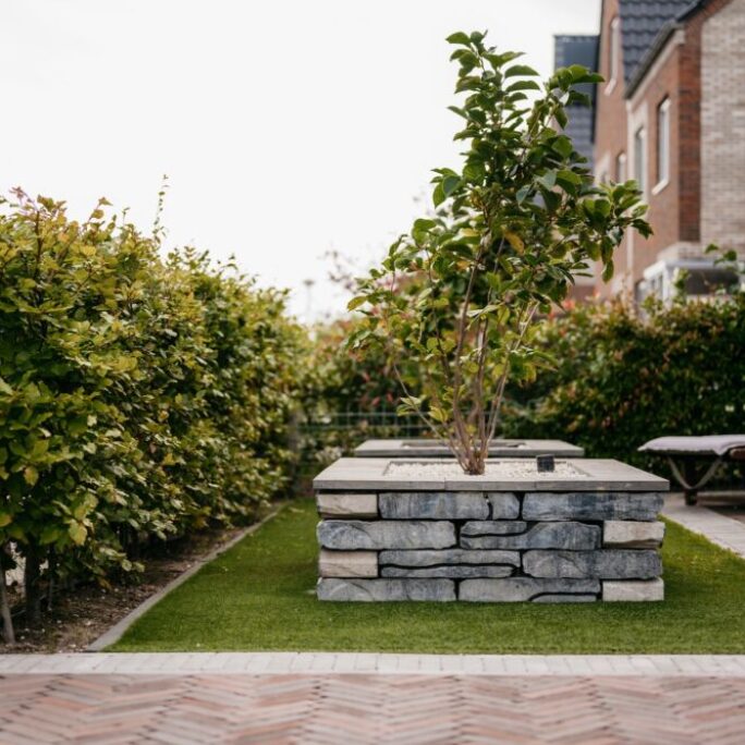 Tuin met veel zithoeken in Weesp