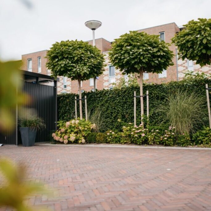 Tuin met veel zithoeken in Weesp