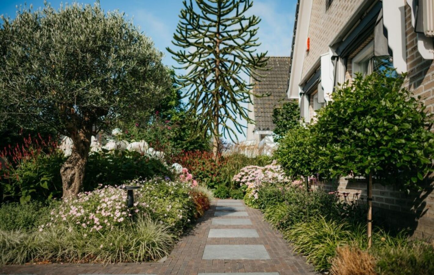 Luxeuze leeftuin met vijver te Lelystad