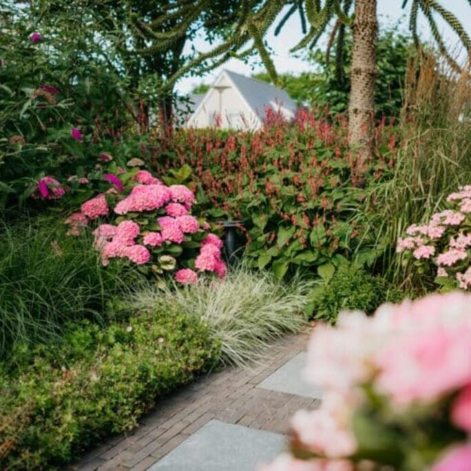 Luxeuze leeftuin met vijver te Lelystad
