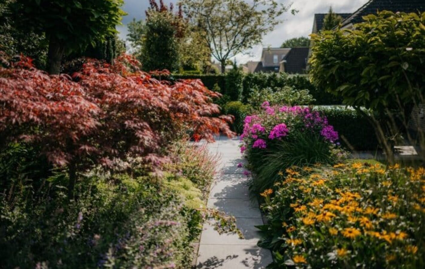 Luxeuze leeftuin met vijver te Lelystad