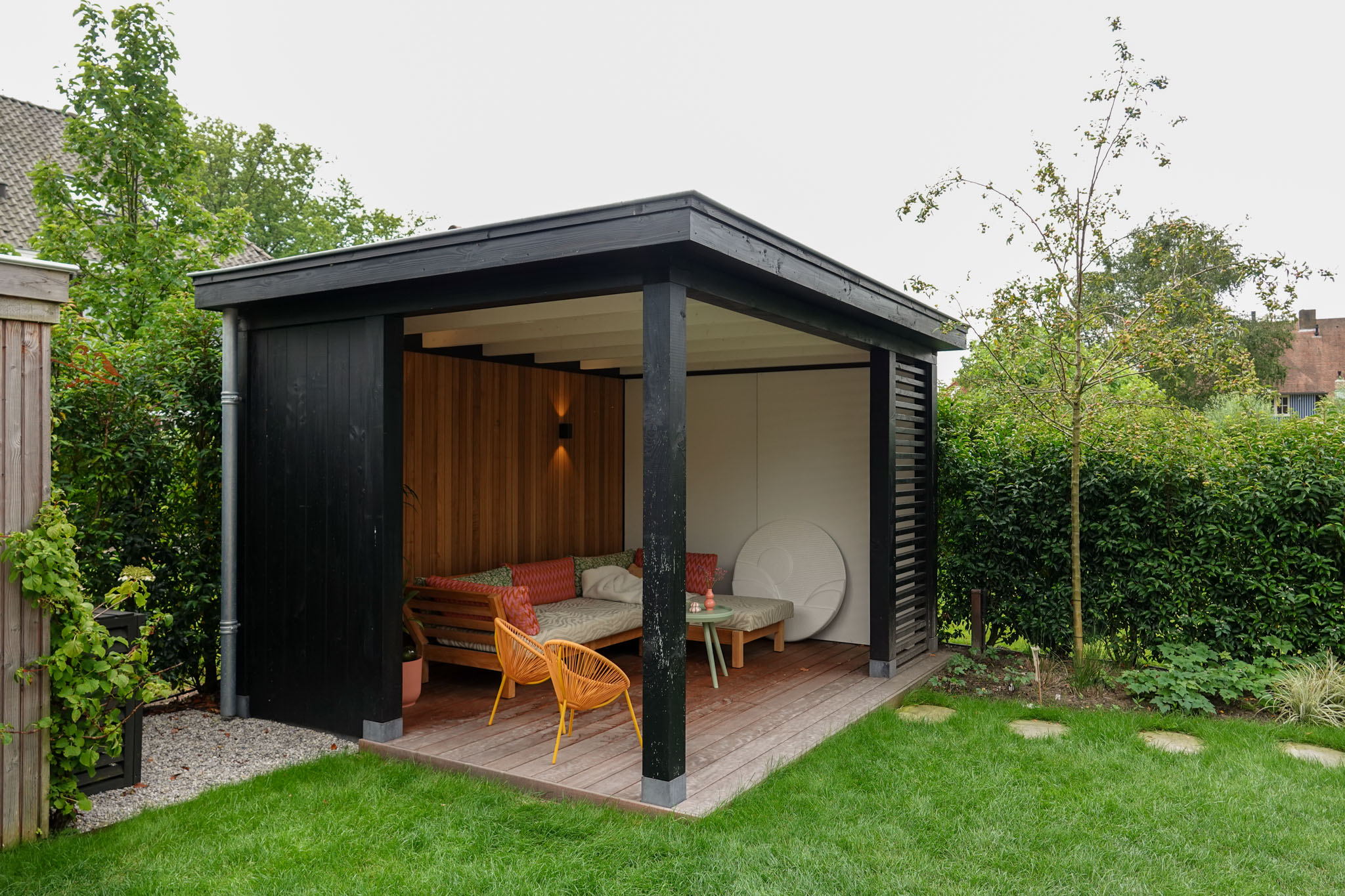 Kindvriendelijke tuin met veranda te Naarden • Soetendaal Hoveniers
