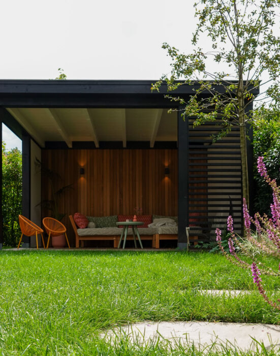Kindvriendelijke tuin met veranda te Naarden