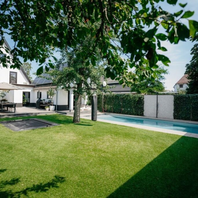 Strakke, onderhoudsvriendelijke tuin met zwembad te Ede