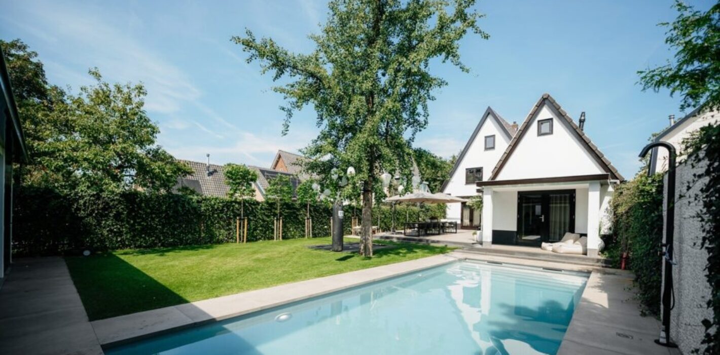 Strakke, onderhoudsvriendelijke tuin met zwembad te Ede