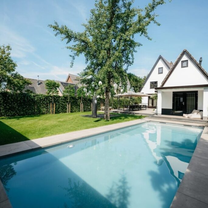 Strakke, onderhoudsvriendelijke tuin met zwembad te Ede