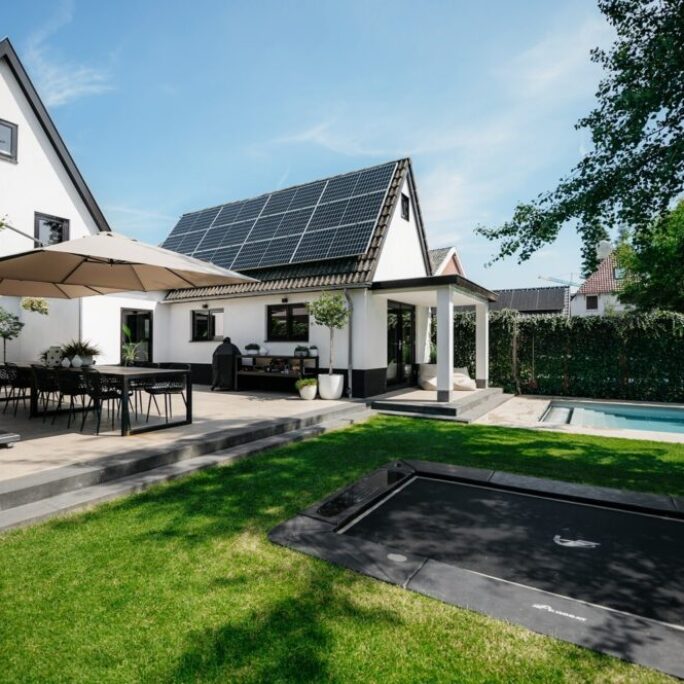 Strakke, onderhoudsvriendelijke tuin met zwembad te Ede