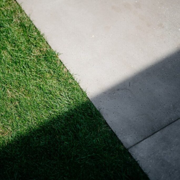 Strakke, onderhoudsvriendelijke tuin met zwembad te Ede