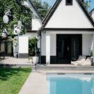 Strakke, onderhoudsvriendelijke tuin met zwembad te Ede