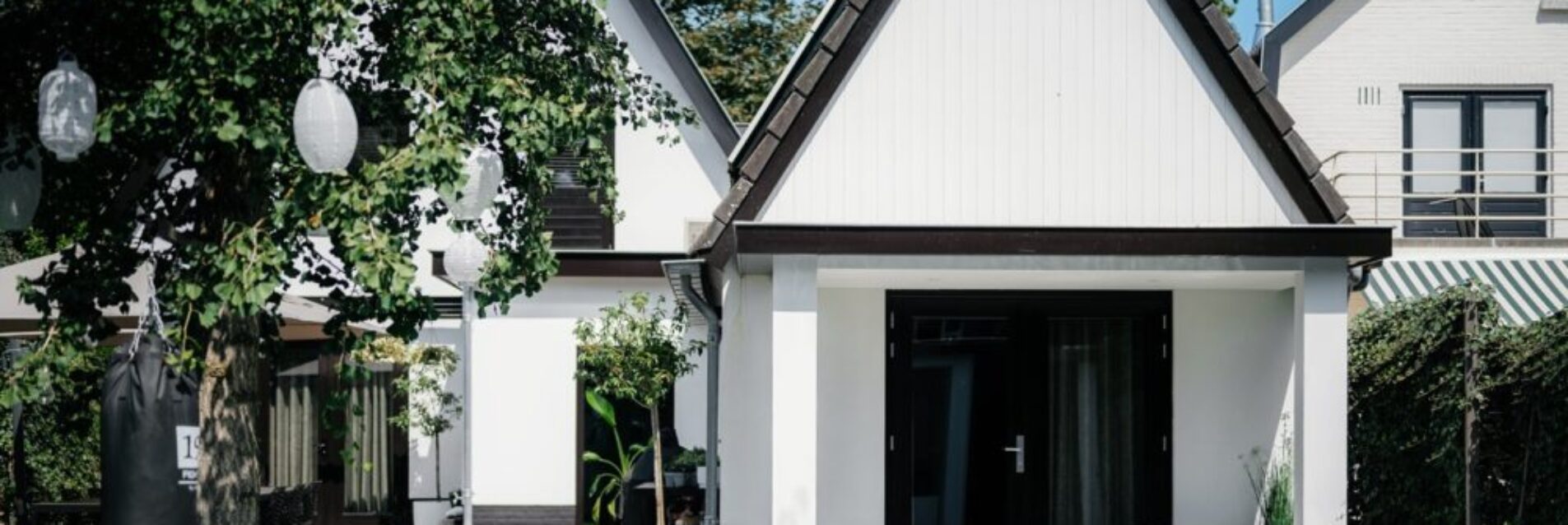 Strakke, onderhoudsvriendelijke tuin met zwembad te Ede