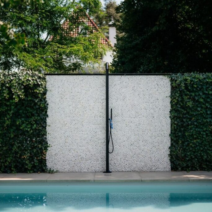 Strakke, onderhoudsvriendelijke tuin met zwembad te Ede