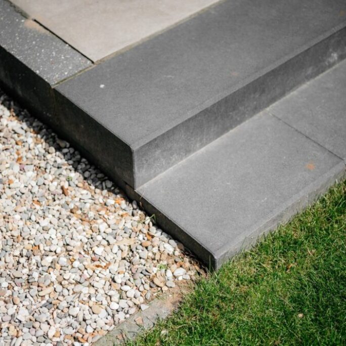 Strakke, onderhoudsvriendelijke tuin met zwembad te Ede