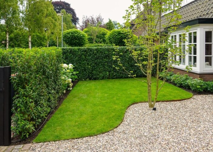 Strakke voor- en achtertuin met binnentuin, bij jaren '30 woning in Laren